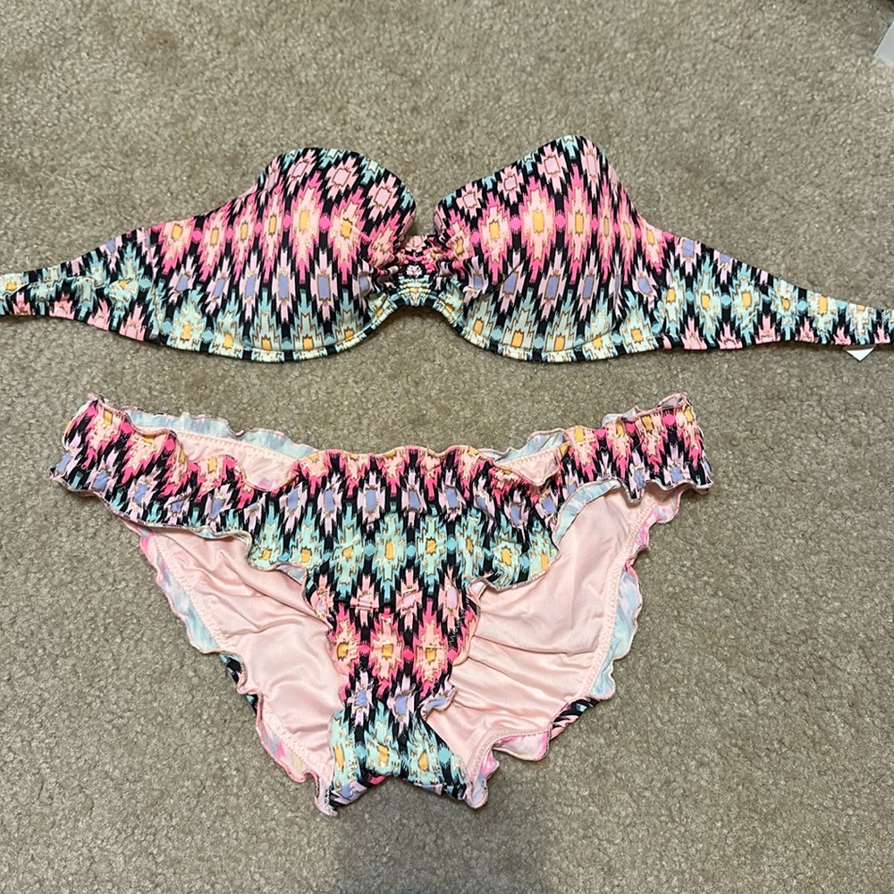 Multicolor patterned strapless bikini